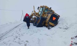 Arpalı'da karla mücadele sırasında iş makinesi kara saplandı