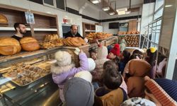 Kur'an kursu öğrencileri askıda ekmek uygulamasına destek verdi