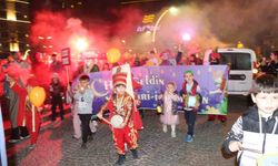 Rize'de minikler ve aileleri Ramazan ayını fener alayı ile karşıladı