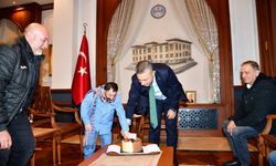 Trabzon’un sevilen internet fenomeni Köksal Bektaşoğlu, Vali Tahir Şahin’i ziyaret etti