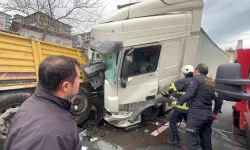 Rize'de arıza yaptığı için park halinde olan tıra başka bir tır çarptı: 1'i ağır 4 yaralı