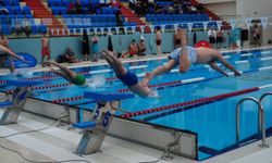 Akçaabat’ın 108. Kurtuluş yılı coşkusu yarı olimpik yüzme havuzu’nda yaşandı