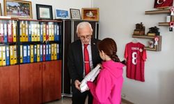 İnegöl Kaymakamlığı bayram hediyesi ile 400 çocuğu sevindirdi