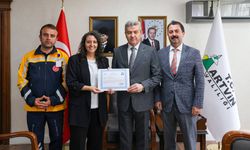Artvin Valisi Ergün, yılın sağlık çalışanlarını başarı belgesi ile ödüllendirdi