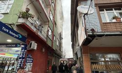 Evde çıkan yangında 2 kişi dumandan etkilendi