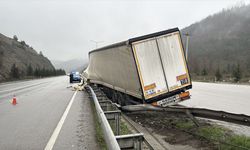 Freni boşalan tır refüje çıktı