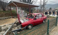 Tel çite çarpıp tarlaya giren otomobildeki 3 kişi yaralandı