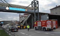 Üst geçide çarpan otomobilin sürücüsü ağır yaralandı
