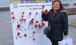 Yakakent Belediyesinden kadınlara çiçek sürprizi