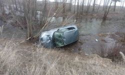 Bayburt'ta otomobil dereye uçtu: Sürücü hafif yaralandı