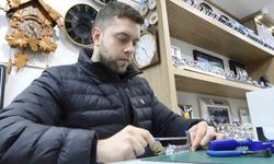 En genç saat tamircisi, zamana ayar veriyor