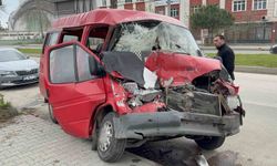 Park halindeki kamyonete çarpan minibüs kağıt gibi ezildi