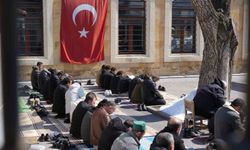 Ramazan'ın son Cuma namazında yoğunluk: Bayburt'ta camilere sığmayan cemaat avluda saf tuttu