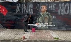 Şehidin resmini grafiti yapan gence Başkan Doğan'dan hediye