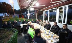 Vali Tavlı polis uygulama noktasında emniyet personeliyle iftar yaptı