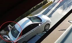Yayaya yol vermek için duran otomobile arkadan çarptı o anlar güvenlik kamerasında