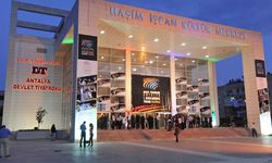 Antalya Devlet Tiyatrosu 'Buzlar Çözülmeden' adlı oyunu Trabzon'da sahnelemeyi sürdürecek