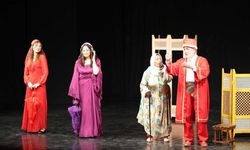 Akçaabat’ta tiyatro coşkusu sürüyor! Erol Günaydın Tiyatro Günleri’nde salon doldu