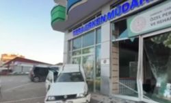 Kontrolden çıkan hafif ticari aracın devrilmesi güvenlik kamerasında