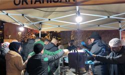 Ortahisar’da Kadir Gecesi Bereketi! Camilerde İkram, Kadınlara Anlamlı Hediye