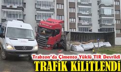Trabzon’da Çimento Yüklü TIR Devrildi