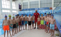 Akçaabat’ta Yüzme Seferberliği! Çocuklar Havuzla Tanışıyor