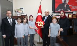 Of’ta 23 Nisan’da makamlar çocuklara devredildi