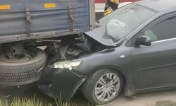 Park Halindeki Tıra Otomobil Çarptı! 5 Yaralı...