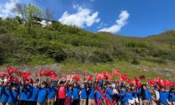 Ayvacık'ta Eynel köyündeki çocuklar 23 Nisan Ulusal Egemenlik ve Çocuk Bayramı'nı kutladı