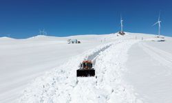 Bayburt'un yüksek kesimlerinde karla mücadele çalışmaları devam ediyor