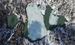 Borçka Karagöl Tabiat Parkı karla kaplı doğasıyla ziyaretçilerini ağırlamaya devam ediyor