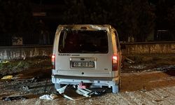 Devrilen hafif ticari araçtaki 4 kişi yaralandı