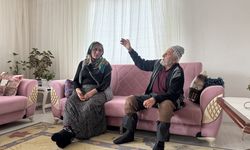 Felçli kayınpederine 27 yıldır özenle bakıyor