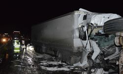 İki tırın çarpıştığı kazada 3 kişi yaralandı