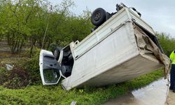 Samsun'da devrilen kamyonetin sürücüsü yaralandı