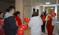 Samsun'da Genç Kızılay gönüllüleri hastanede tedavi gören çocukların yüzünü güldürdü