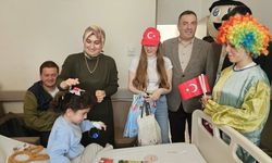 Samsun'da üniversite öğrencileri hastanede tedavi gören çocukların dünyasını renklendirdi