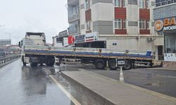 Tır sürücüsü kazada sıkışan dorseyi kurtarmak isterken yaralandı