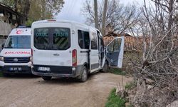 Bölgemizde öğrenci servisi direğe çarptı: 12 yaralı