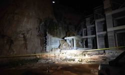 Gümüşhane'de yamaçtan kopan dev kayalar, inşaat halindeki binanın üstüne düştü