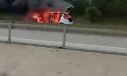 Seyir halindeki otomobil alev aldı