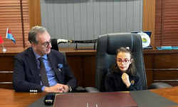 Sürmene’de 23 Nisan’da koltuk çocuklara emanet edildi. Minik Başkan Belinay Kol göreve oturdu