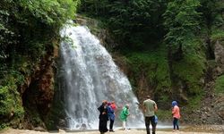 Karlar Eridi, Şelale Coştu! Gümüşhane’de Doğa Şöleni Başladı