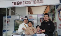 Trabzon standını ziyaret eden Japon aile, fındığa olan ilgileriyle dikkat çekti