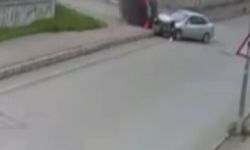 İki otomobilin çarpıştığı kaza güvenlik kamerasında