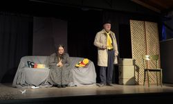 Trabzon’da Sahne Kilitlendi: “Kilitli Oda” İzleyiciyi Zihnin Derinliklerine Sürüklüyor