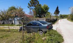 Beton direğe çarpan otomobildeki 2 kişi yaralandı
