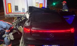 Giresun'da tıra çarpan otomobilin sürücüsü öldü