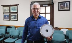 Ritim grubu üyeleri darbuka çalarak stres atıp sosyalleşiyor
