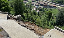Rize'de istinat duvarının yıkılması sonucu mahalle yolu ulaşıma kapandı